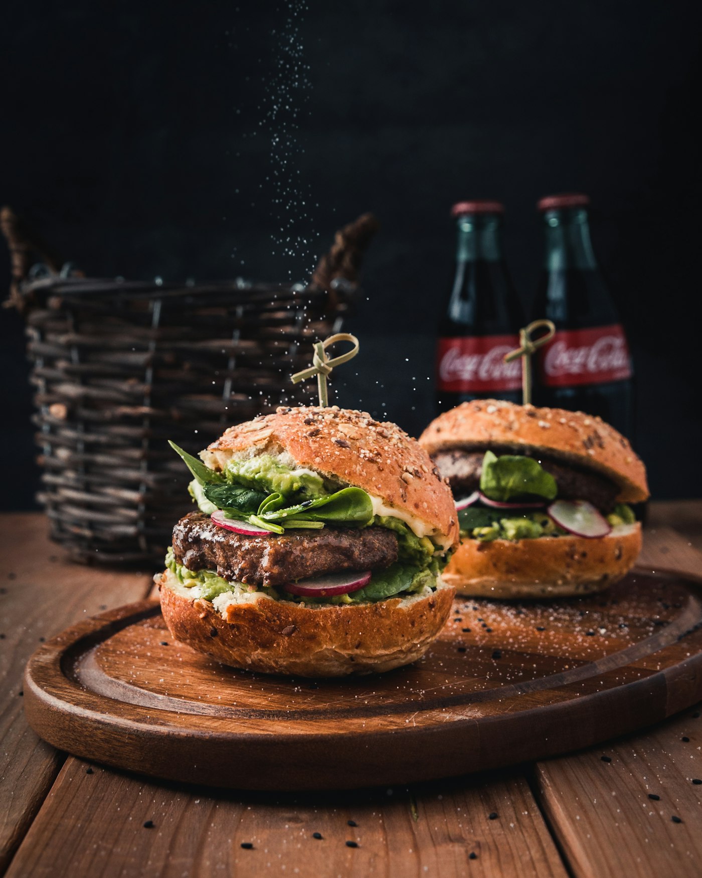 Sprød burger med smeltet ost, holdt i hænderne ude i det fri
