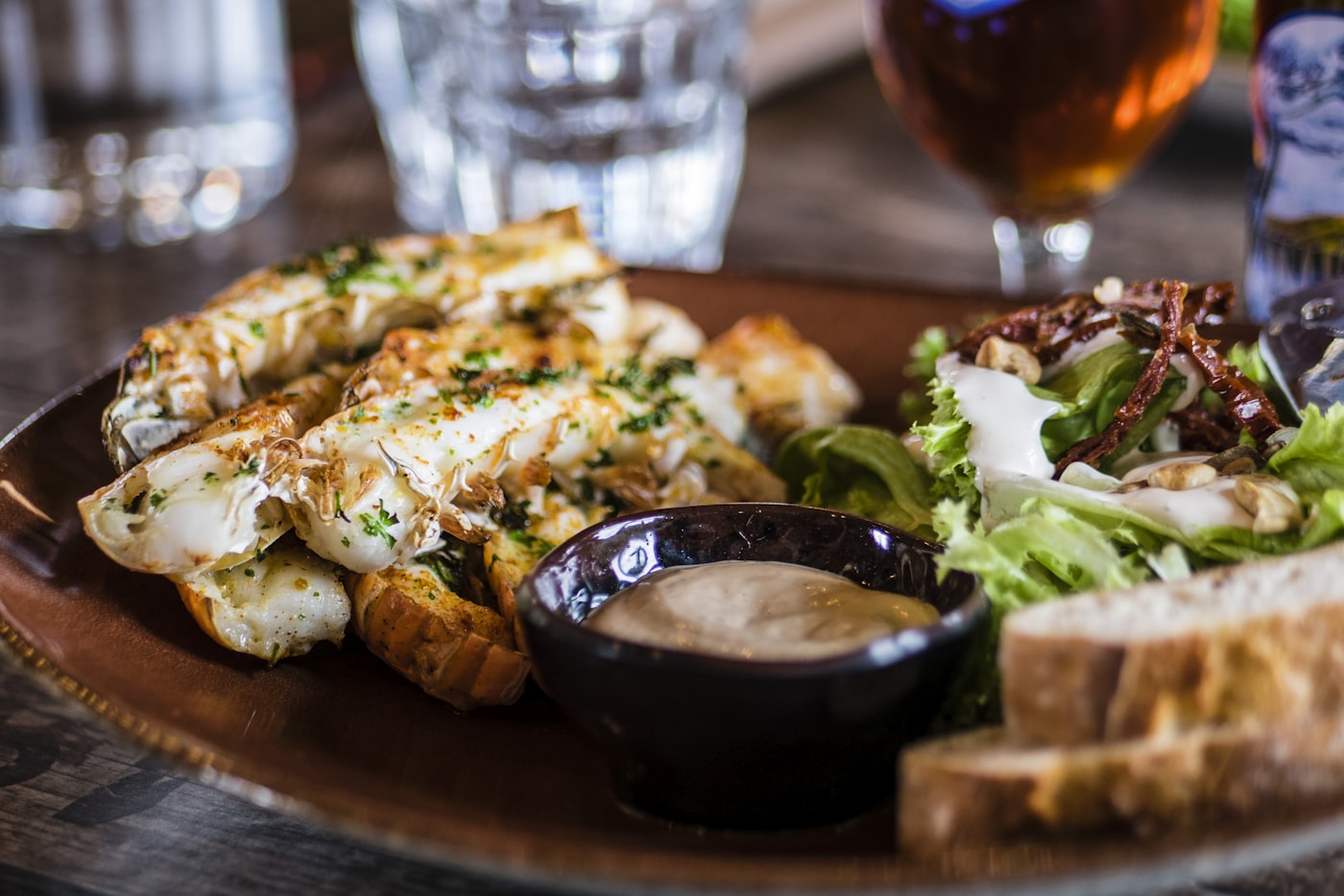 Fad med tapas og varme retter klar til at blive serveret