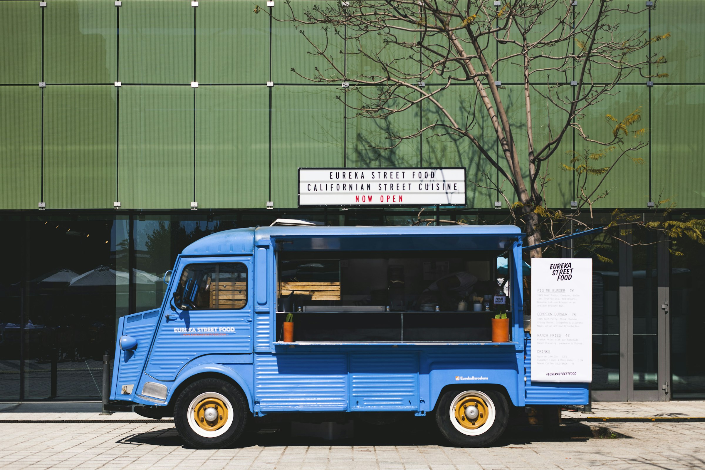 Mobil madbod i aftenlys med gæster der henter street food ved lugen